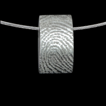 Design hanger in zilver met vingerafdruk