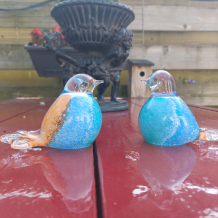 Vogel mini-urn van kristalglas: blauw met geel/oranje